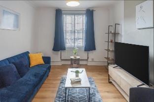 Modern: 2BR Flat Near Queen Mary Uni + Tube Access Vacation rental in London Borough of Hackney
