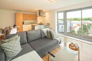 Clean & Comfortable 2-Bed with Views in Mile End Vacation rental in London Borough of Hackney