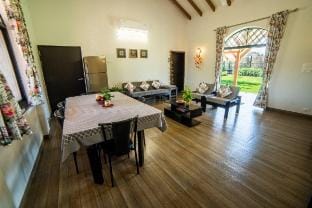 Raanwara - Lovely 2 BR farmhouse on 1/2 acre land Vacation rental in Maharashtra