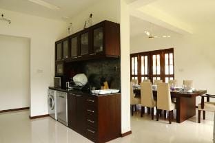 Spacious retreat near beach w/ pool & BBQ Villa in Hikkaduwa