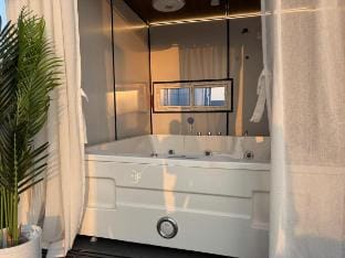 Zythum |Jacuzzi |Roof Top |Movie Room by Homeyhuts Villa in Telangana
