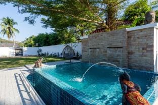 Luxure Villa Rooms 2 Pool & Shared Kitchen Villa in Sala Dan