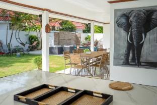 Luxure Villa Rooms 2 Pool & Shared Kitchen Villa in Sala Dan