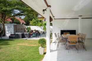 Luxure Villa Rooms 3 – Pool & Shared Kitchen Villa in Sala Dan