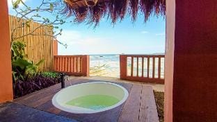 Casa Talisay · Cosy, Beachfront, Sunrise & Bathtub Villa in General Luna