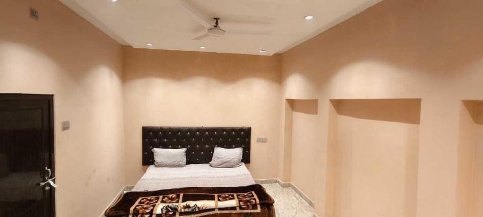 SPOT ON The Gilded Petals Apartment in Varanasi