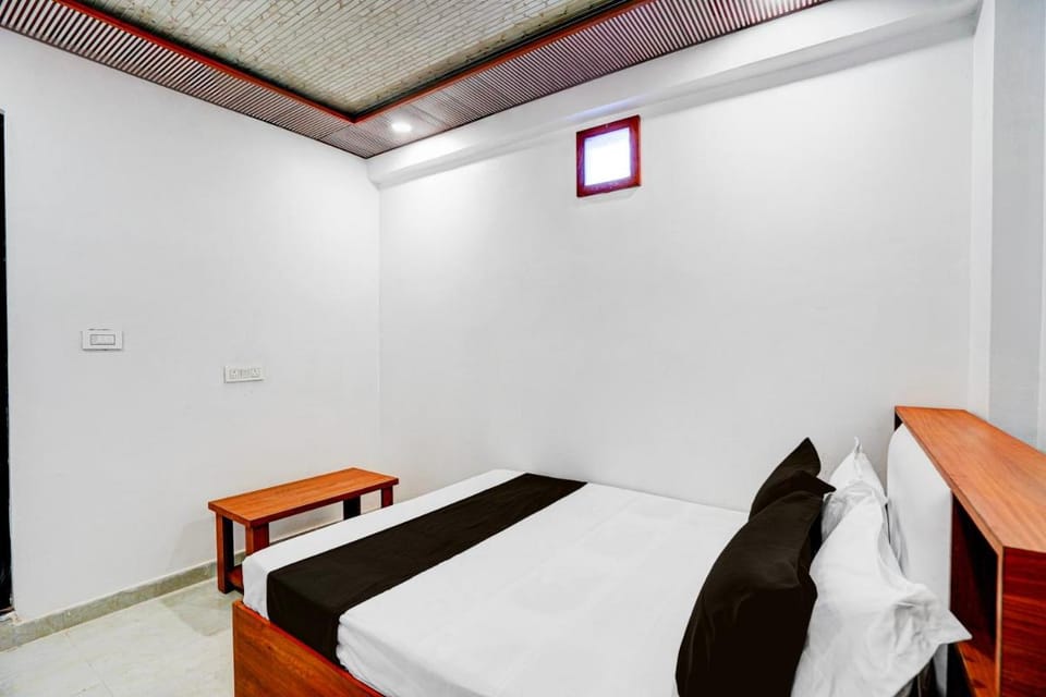 SPOT ON HL IIN Restaurant Hotel in Uttar Pradesh