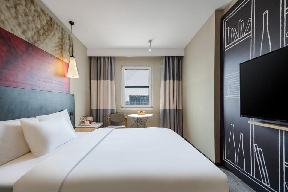 Ibis Chengdu South Railway Station Tongzilin Metro Station Hotel in Chengdu