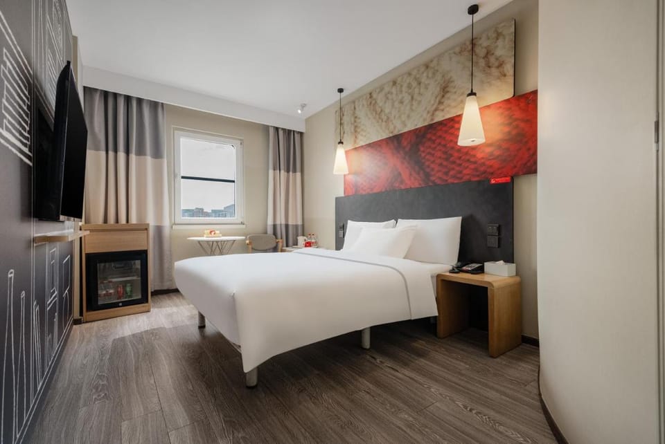 Ibis Chengdu South Railway Station Tongzilin Metro Station Hotel in Chengdu