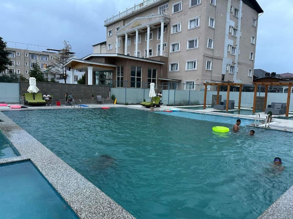 Hotel The Grand Mamta (Near Dal Lake) Srinagar Hotel in India