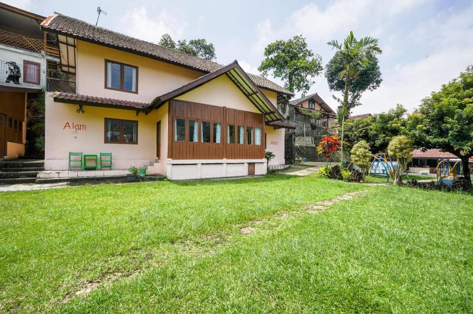 VILLA VTAM Inn in Cisarua