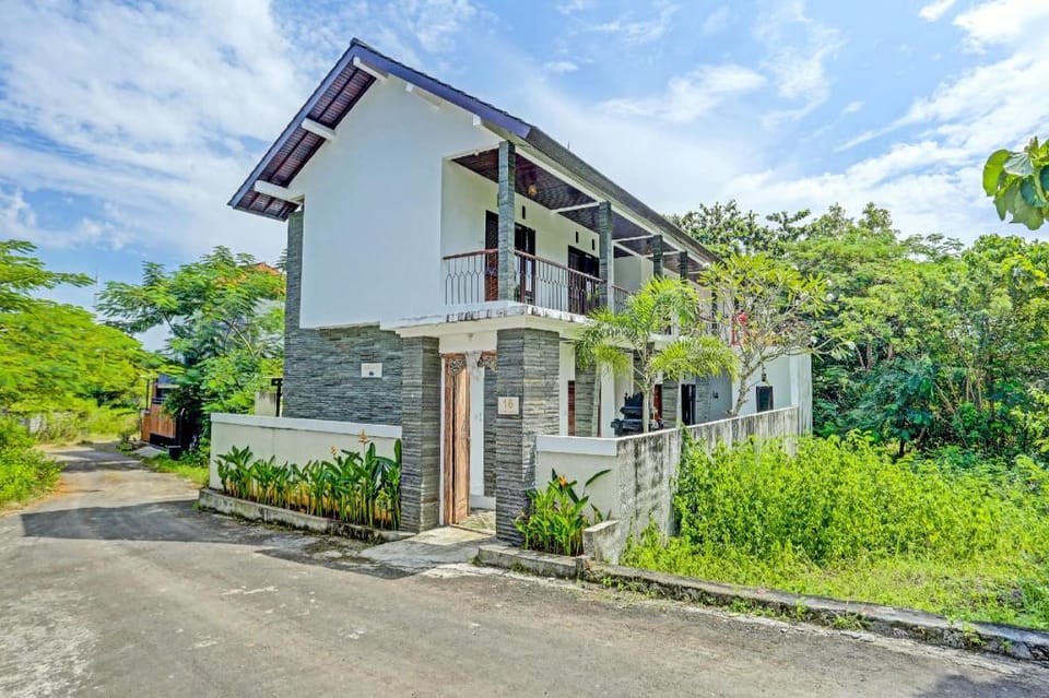 OYO 91123 Madhava 108 Hotel in Bali