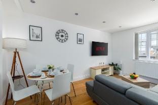 1 Bedroom with Balcony Sleeps 4 Near Shoreditch London City (F1 138 BGR) Apartment in London Borough of Hackney