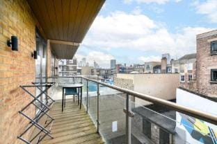 Stylish Hoxton Zone 1 London 2 Bed, 2 Bath with Balcony Sleeps 6 (F6 PW) Vacation rental in London Borough of Islington