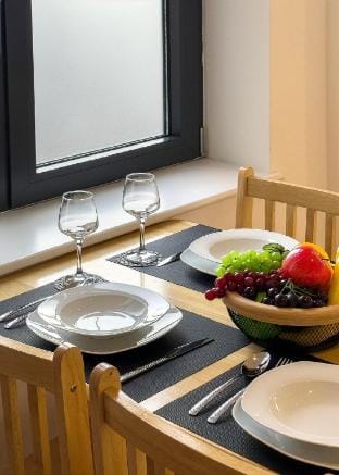 Spacious 2 bedroom, 2 Bath with Balcony Sleeps 6 in Shoreditch London (F1 PW) Vacation rental in London Borough of Islington