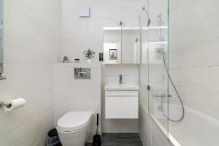 Spacious 2 bedroom, 2 Bath with Balcony Sleeps 6 in Shoreditch London (F1 PW) Vacation rental in London Borough of Islington