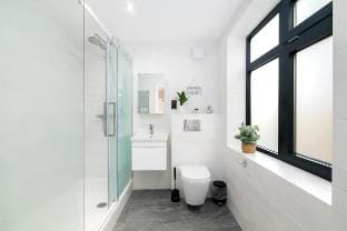 Spacious 2 bedroom, 2 Bath with Balcony Sleeps 6 in Shoreditch London (F1 PW) Vacation rental in London Borough of Islington