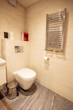 Modern Hoxton London 2 Bed, 2 Bathroom Apartment with Balcony Sleeps 6 (F11 PW) Vacation rental in London Borough of Islington