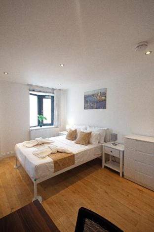 Modern Hoxton London 2 Bed, 2 Bathroom Apartment with Balcony Sleeps 6 (F11 PW) Vacation rental in London Borough of Islington