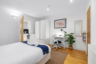 Stylish Shoreditch London Apartment Sleeps Family of 4 with Balcony  Close to City (F2 136 BGR) Apartment in London Borough of Hackney