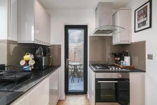 Stylish Shoreditch London Apartment Sleeps Family of 4 with Balcony  Close to City (F2 136 BGR) Apartment in London Borough of Hackney
