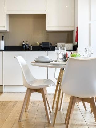 Modern Hoxton Shoreditch Balcony Flat 2 Bed 2 Bath (F7 PW) Vacation rental in London Borough of Islington