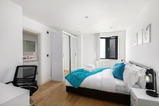 Modern Hoxton Shoreditch Balcony Flat 2 Bed 2 Bath (F7 PW) Vacation rental in London Borough of Islington
