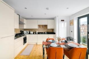 Family Friendly 2 Bed, 2 Bath with Balcony Sleeps 6 with Balcony (F15 PW) Vacation rental in London Borough of Islington