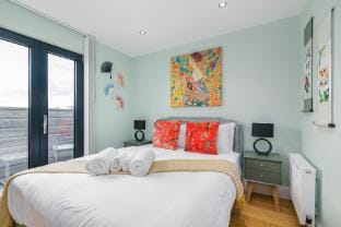 Stylish Shoreditch Apartment with Balcony Sleeps 3 City Views (F3 138 BGR) Vacation rental in London Borough of Hackney