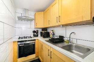Modern 2 Bedroom with Living room Hoxton–Shoreditch in a Great Location Ready Kitchen (35 PW) Vacation rental in London Borough of Islington