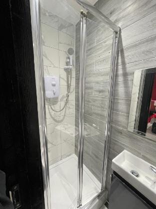 Quiet Double Room | Ideal for Long Stays | Harrow Vacation rental in Pinner