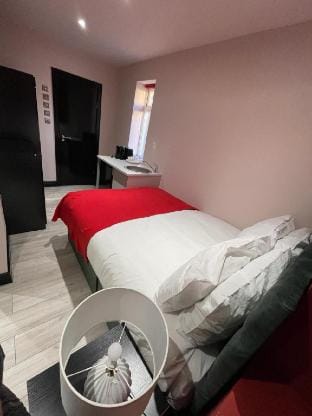 Quiet Double Room | Ideal for Long Stays | Harrow Vacation rental in Pinner