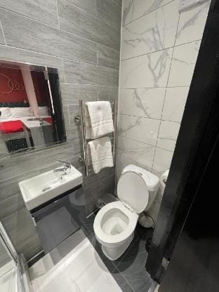 Quiet Double Room | Ideal for Long Stays | Harrow Vacation rental in Pinner