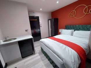 Quiet Double Room | Ideal for Long Stays | Harrow Vacation rental in Pinner