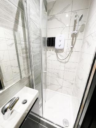 Quiet Double Room | Ideal for Long Stays | Harrow Vacation rental in Pinner