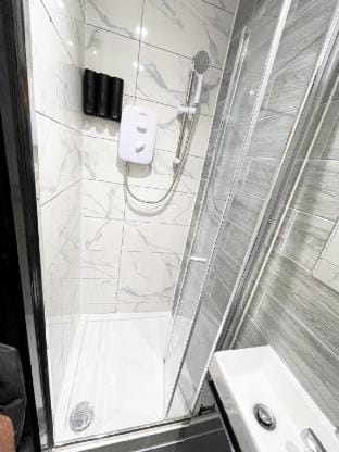 Quiet Double Room | Ideal for Long Stays | Harrow Vacation rental in Pinner