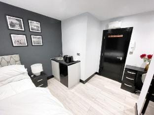 Quiet Double Room | Ideal for Long Stays | Harrow Vacation rental in Pinner