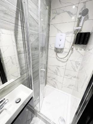 Quiet Double Room | Ideal for Long Stays | Harrow Vacation rental in Pinner
