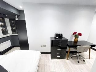 Quiet Double Room | Ideal for Long Stays | Harrow Vacation rental in Pinner