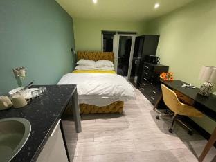 Quiet Double Room | Ideal for Long Stays | Harrow Vacation rental in Pinner
