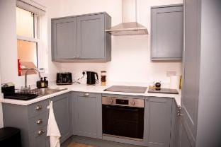 3 Beds | Parking | by Airport | Garden | Fast WiFi Vacation rental in Farnborough