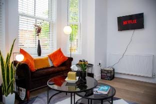 3 Beds | Parking | by Airport | Garden | Fast WiFi Vacation rental in Farnborough