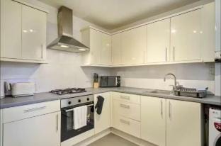 3 Bed House | Sleeps 7 | Parking | Garden | WiFi Vacation rental in Liverpool