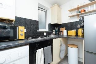 The Rabbit Hutch | Sleeps 4 | by Gunwarf | Parking Vacation rental in Portsmouth