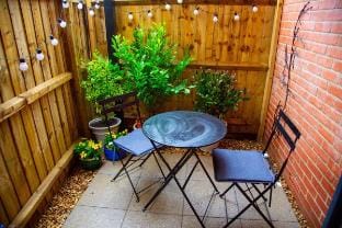 3BR Apt | Near Airport | Garden | Free Parking Vacation rental in Farnborough