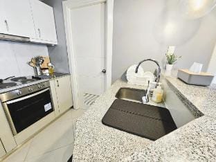 Sky-High Cozy & Modern 2BR • 43rd Floor • BGC Vacation rental in Makati