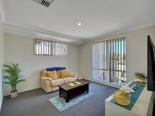 Spacious 3-Bed Home in Peaceful Byford Hotel in Byford