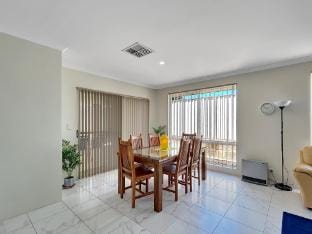 Spacious 3-Bed Home in Peaceful Byford Hotel in Byford