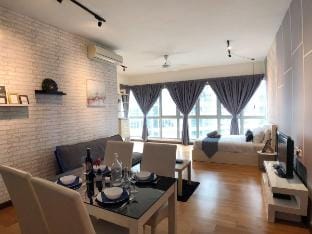 75 KL City Couple Suites KLCC View Infinity Pool Vacation rental in Federal Territory of Kuala Lumpur