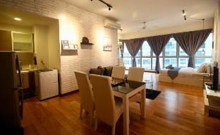 75 KL City Couple Suites KLCC View Infinity Pool Vacation rental in Federal Territory of Kuala Lumpur
